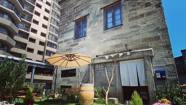 小樽運河のそばに建つ100年の歴史宿るカフェバー＆ホテル
